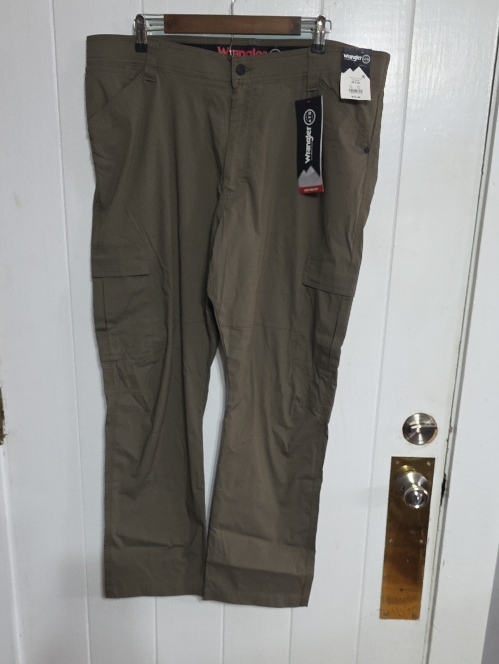 NWT Wrangler Men's Range Cargo Pants Khaki Green Pockets Outdoors Sz 40x30